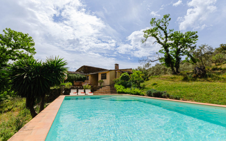A lovely pool right next to your holiday home